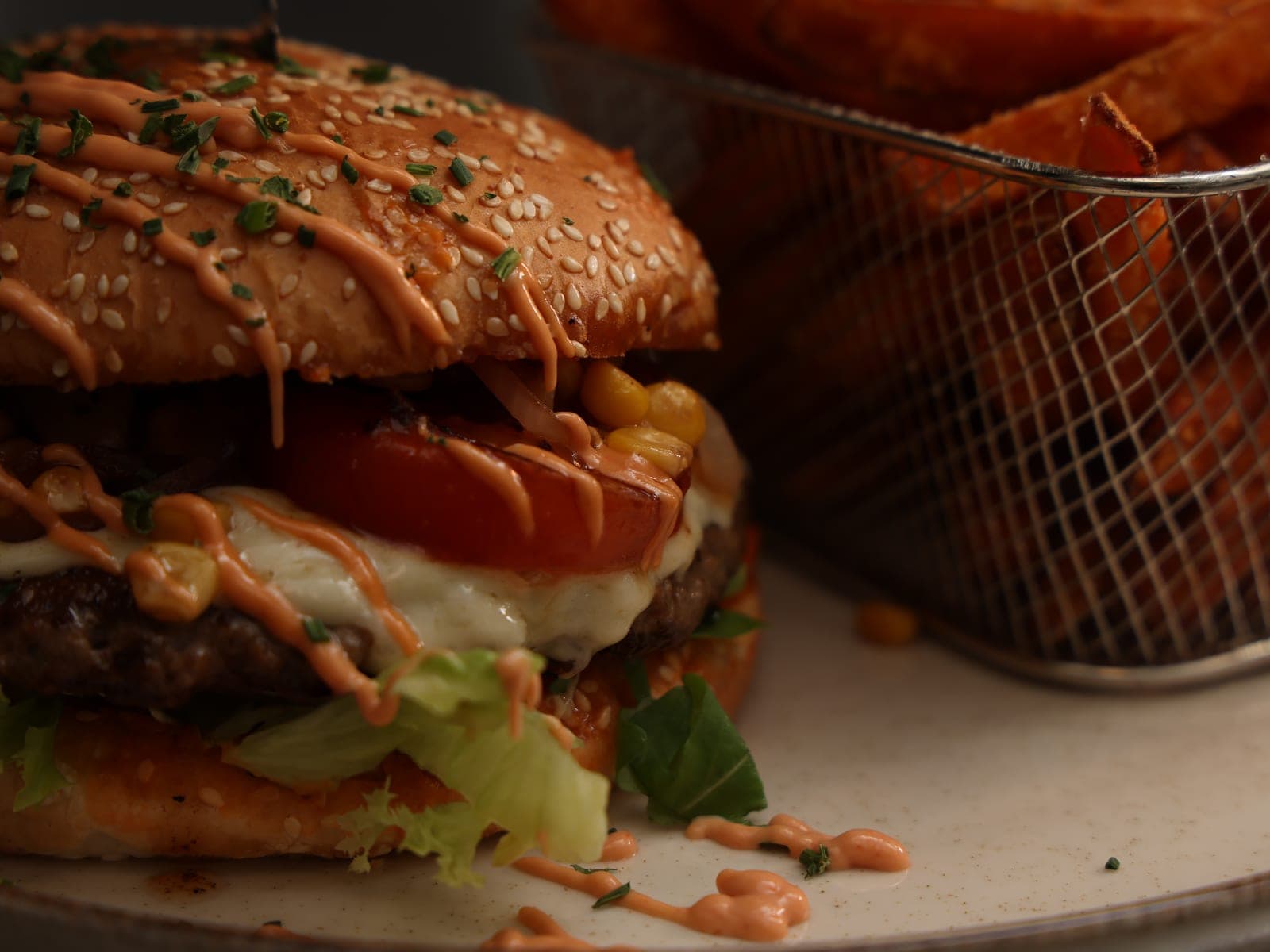 Saftiger Burger mit Süßkartoffel-Pommes